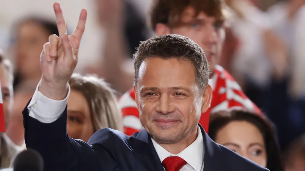Warsaw&#039;s liberal mayor narrowly wins Polish presidential vote