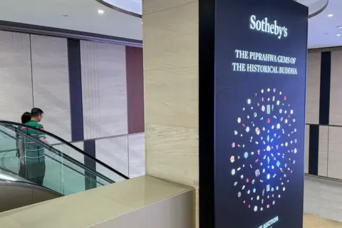 Sotheby&#039;s halts Buddha jewels auction after India threat