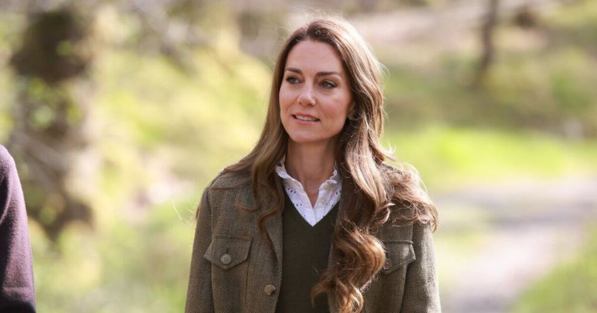 Princess Kate wows onlookers in chic ensemble as she steps out with Prince William