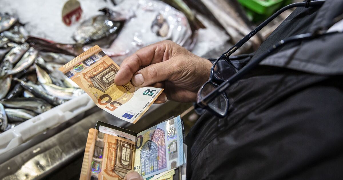 Spain holiday warning as British tourists urged to carry cash