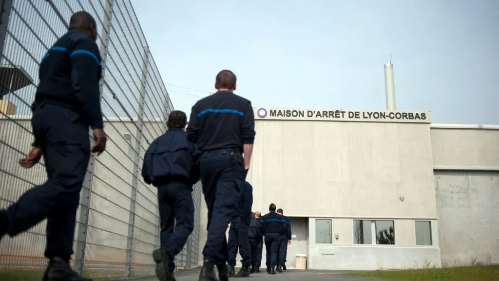 French prisoner escapes in fellow inmate&#039;s bag, officials say