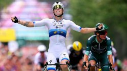 Wiebes wins chaotic stage of Tour de France Femmes