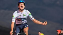 Pellizzari wins Vuelta stage 17 with Pidcock second