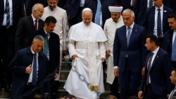Pope Leo visits Istanbul's Blue Mosque