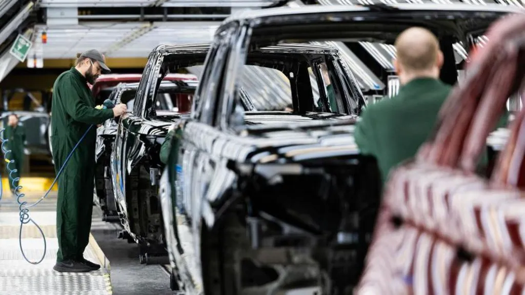 Jaguar Land Rover supply chain staff told to apply for universal credit, union claims