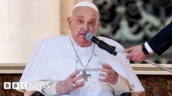 Pope Francis greets crowds at St Peter&#039;s Square