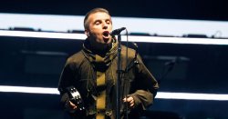 Liam Gallagher spotted &#039;reading off teleprompter&#039; at gig as he &#039;forgets&#039; Oasis lyrics