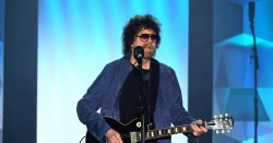 ELO&#039;s Jeff Lynne &#039;hea<b class='text-danger'>r</b>tb<b class='text-danger'>r</b>oken&#039; as he confi<b class='text-danger'>r</b>ms health battle and cancels last eve<b class='text-danger'>r</b> gig
