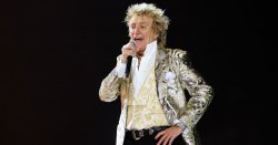 Sir Rod Stewart inundated with support as he issues huge career update