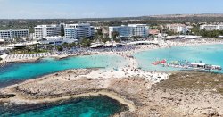 I went on a ‘cashless holiday’ to a stunning beach resort without to<b class='text-danger'>uc</b>hing a single note