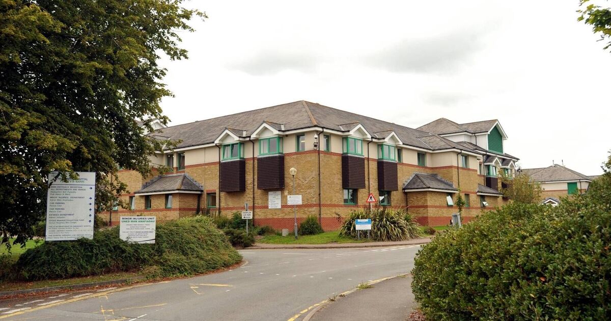 'Disgusting' moment blood drips from ceiling of NHS hospital in worrying pictures