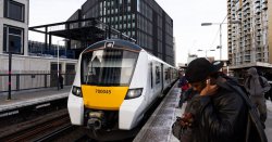 Thameslink delays LIVE: Travel chaos as passengers &#039;trapped in tunnel for 2 hours&#039;