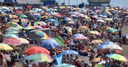 Amber health alert issued for UK as Met Office forecasts 34C scorcher