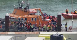English Channel chaos as 600 small boat migrants attempt crossing: &#039;Just can&#039;t cope!&#039;