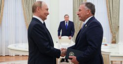Putin meets Trump&#039;s special envoy in Russia in hope of last minute peace talks