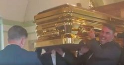 Head of traveller family makes final Rolls Royce tour in &#039;solid gold coffin&#039;