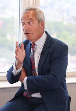 Nigel Farage issues major warning to Keir Starmer after PM&#039;s &#039;insulting&#039; snub