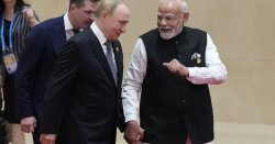 Insane moment Putin holds hands with Indian Prime Minister Modi at &#039;anti-NATO&#039; summit