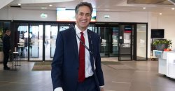 Ed Miliband to announce &#039;total ban&#039; on fracking in fight against Reform