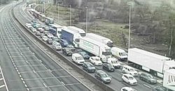 M25 traffic LIVE: Chaos as all lanes closed on major motorway with drivers facing delays