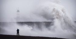 Met Office issues Easter weekend travel warning - 'roads and bridges could close'