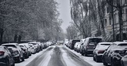 Met Office urges everyone staying home in snow to do 1 thing every hour