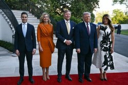 Trump's true height speculation sparked by pic showing him dwarfed by royalty