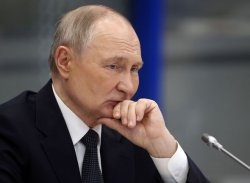 Russia economy meltdown as car sales plunge 45% while &#039;freight traffic plummets&#039;