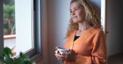 Woman&#039;s warning after mistaking symptom of kidney cancer for menopause