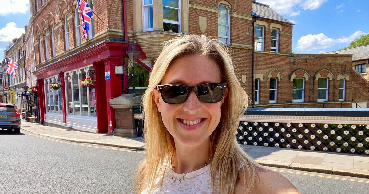I visited beautiful UK neighbourhood with world famous school and &#039;Harry Potter&#039; shop