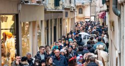 British tourists told to stop doing 1 thing when visiting Italian tourist hotspot