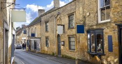 I visited a Cotswold town with the UK’s oldest pub and independent shops—1 thing ruined it