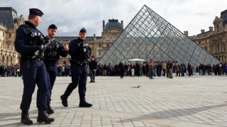 Four arrested as Louvre jewellery heist probe widens
