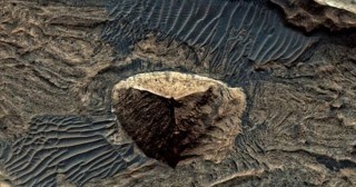 Pyramid‑Like Formation in Mars Canyon Rekindles Debate Over Possible Artificial Structure