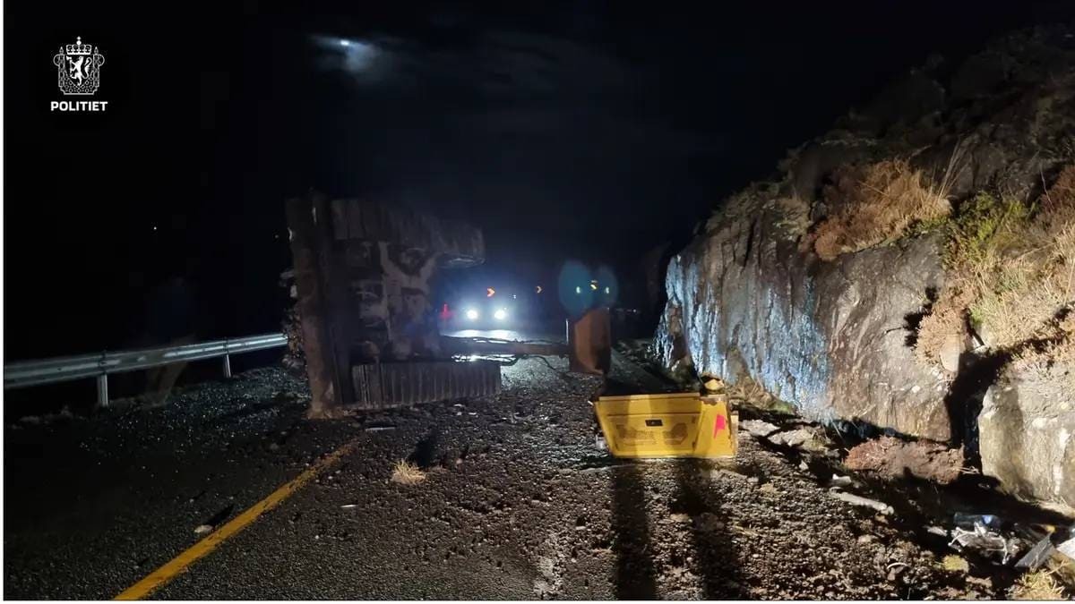 Stjålet gravemaskin funnet veltet i Sirevåg