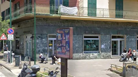 Armed gang holds 25 hostages in Naples bank, disappears through tunnel